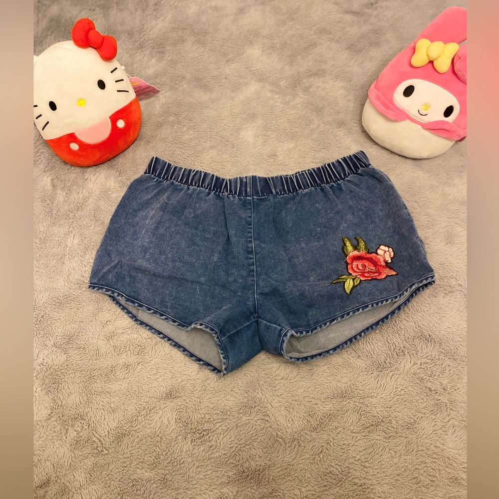 Blue jean shorts with a rose, stretchable